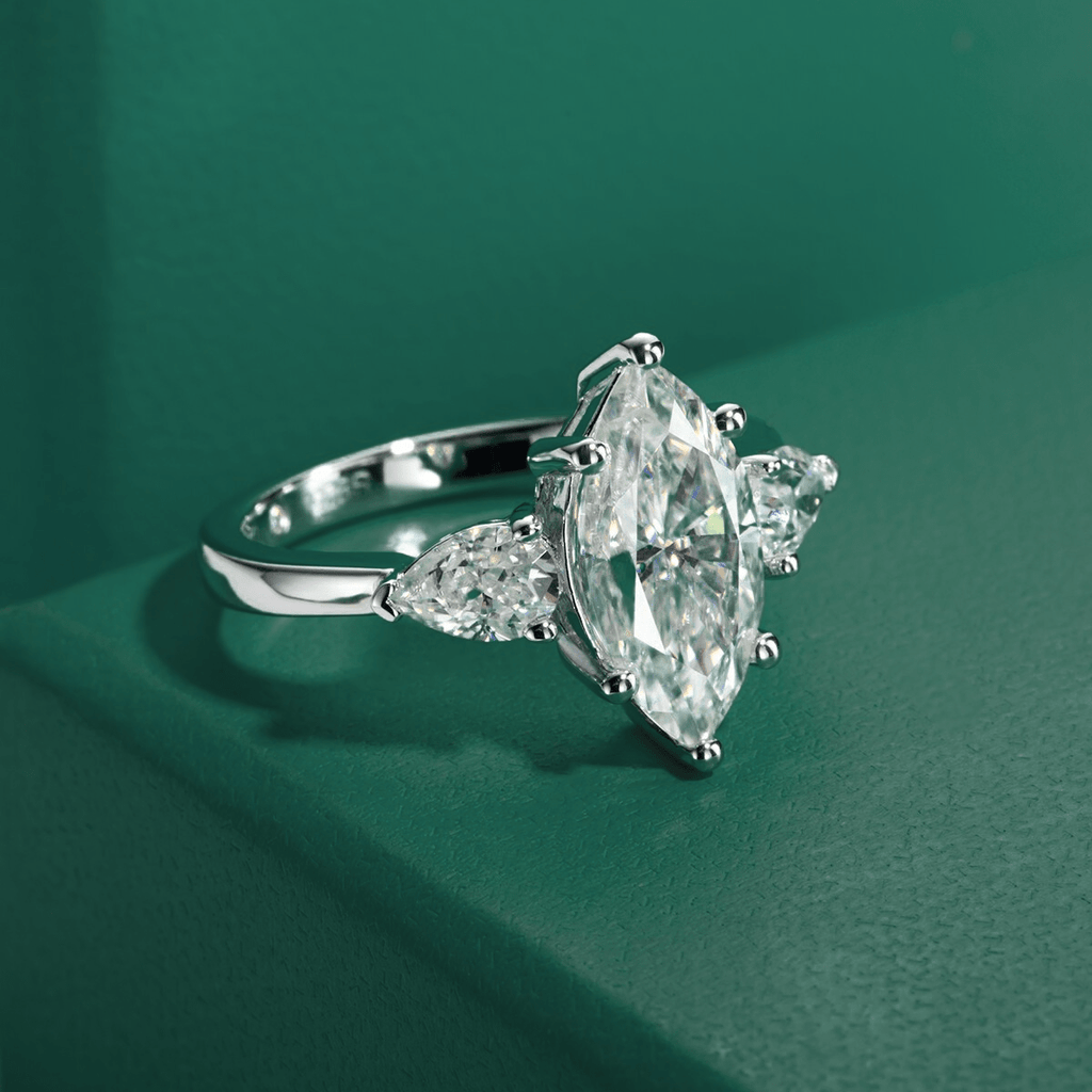 Anel Trilogy Navete Moissanite Moissanite - Momi Jewel