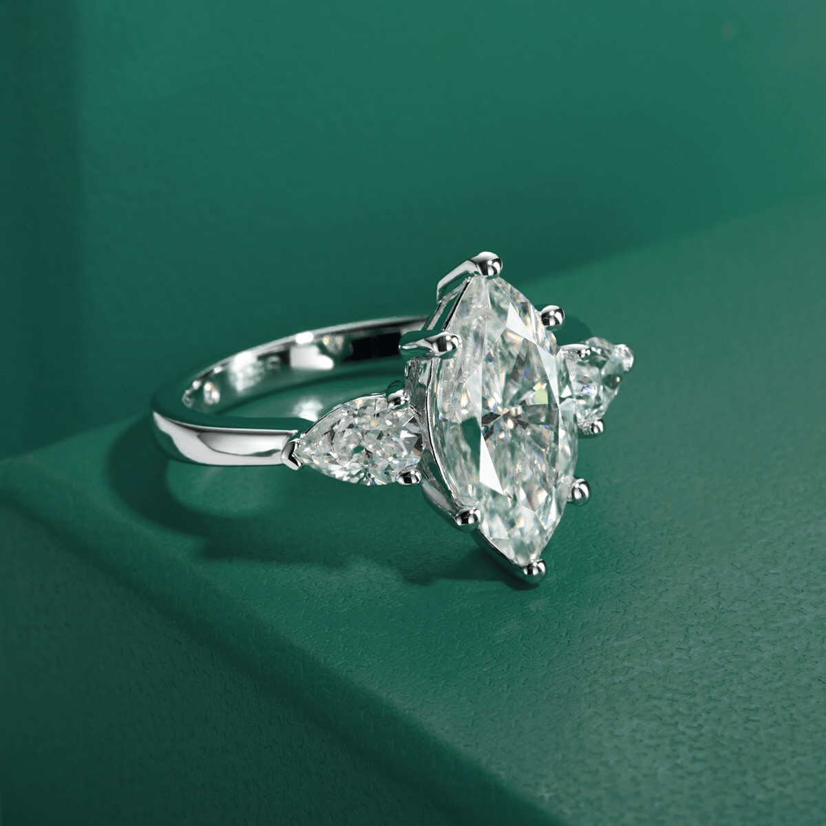 Anel Trilogy Navete Moissanite Moissanite - Momi Jewel
