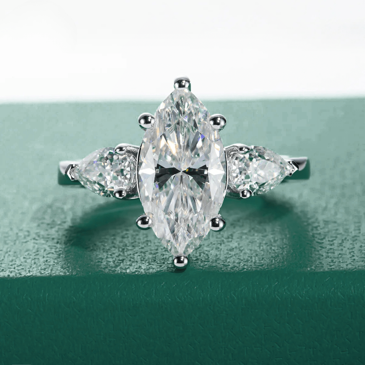 Anel Trilogy Navete Moissanite Moissanite - Momi Jewel