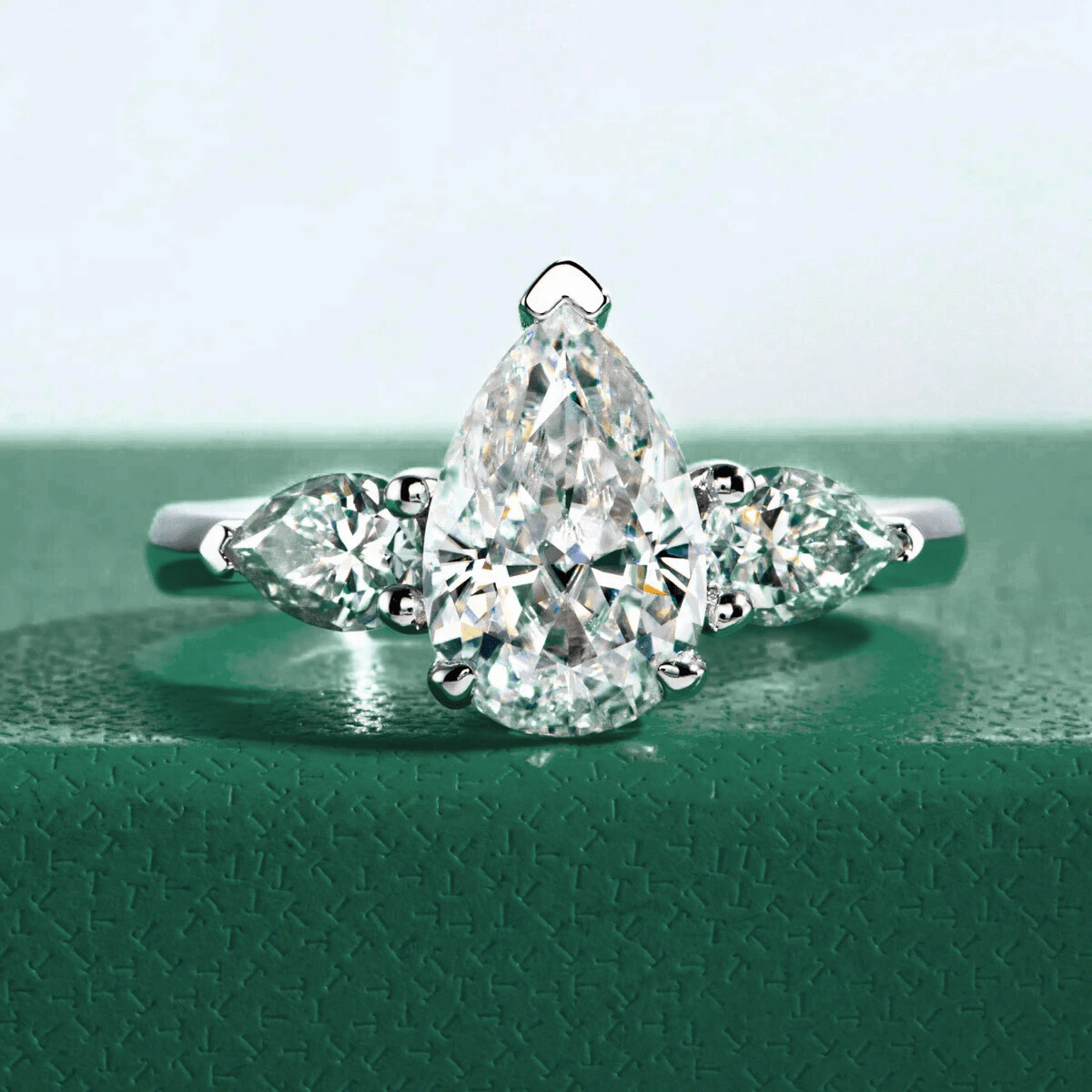 Anel Trilogy Pear Moissanite Moissanite - Momi Jewel