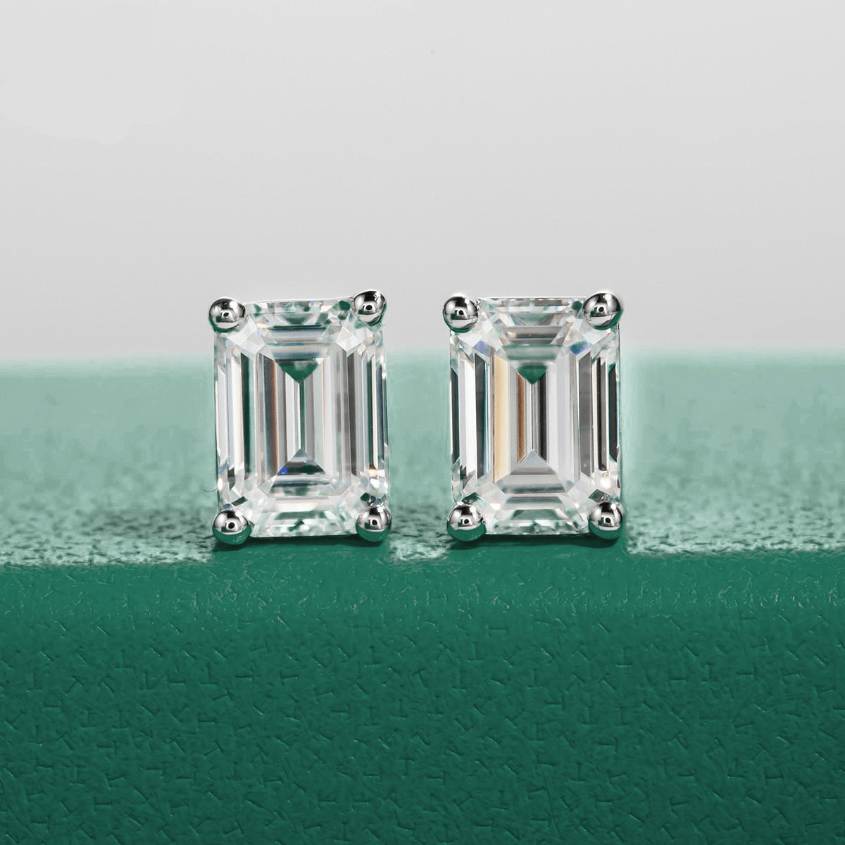 Brinco Esmeralda Haste em Ouro 10k Moissanite - Momi Jewel