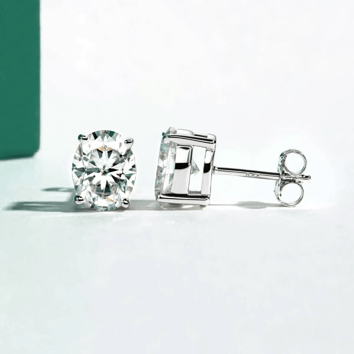 Brinco Oval Haste em Ouro 10k Moissanite - Momi Jewel