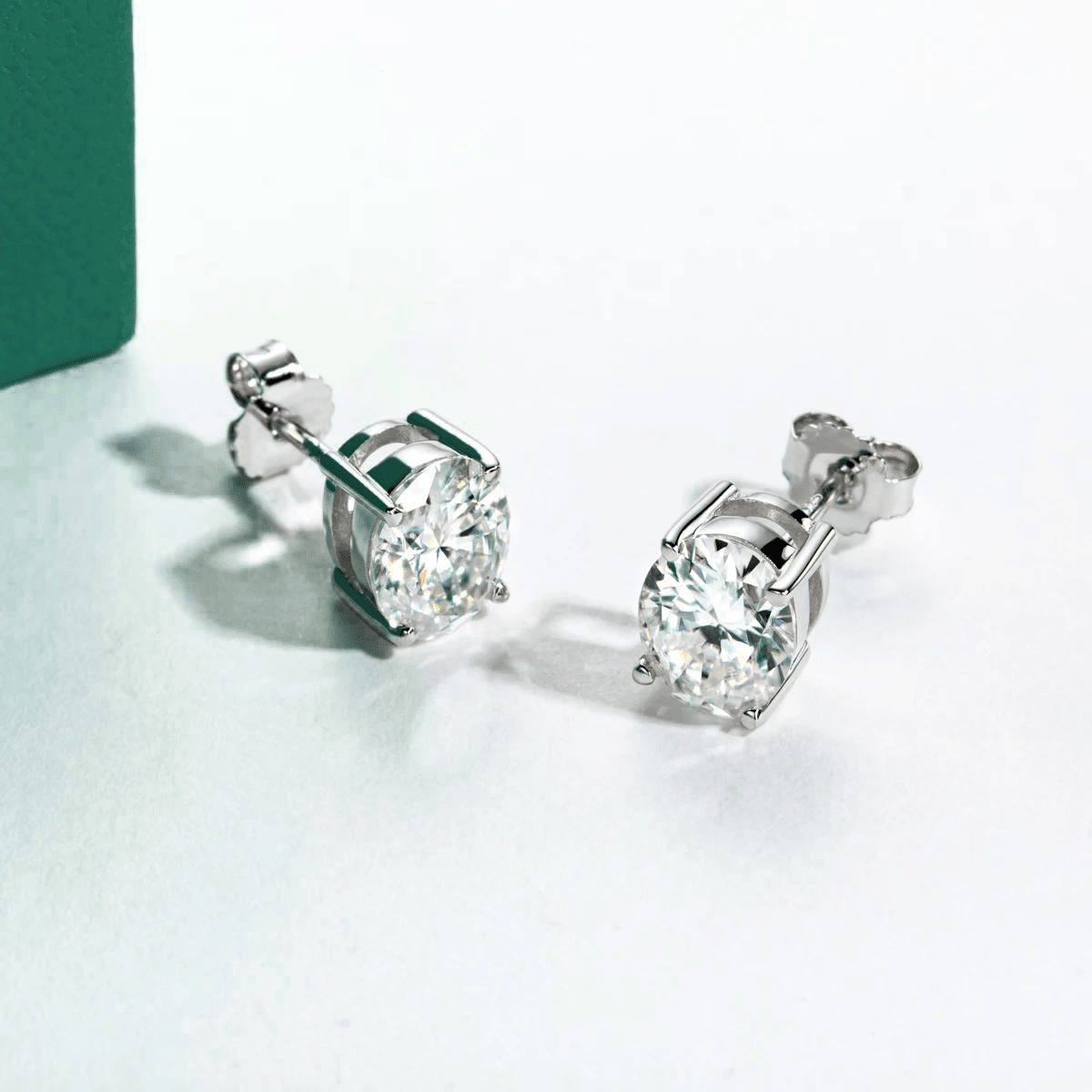 Brinco Oval Haste em Ouro 10k Moissanite - Momi Jewel
