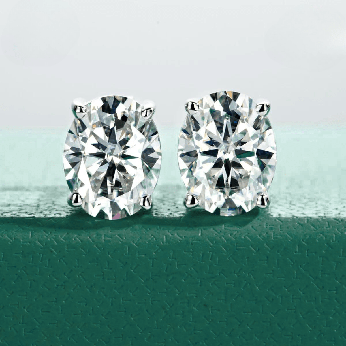 Brinco Oval Haste em Ouro 10k Moissanite - Momi Jewel