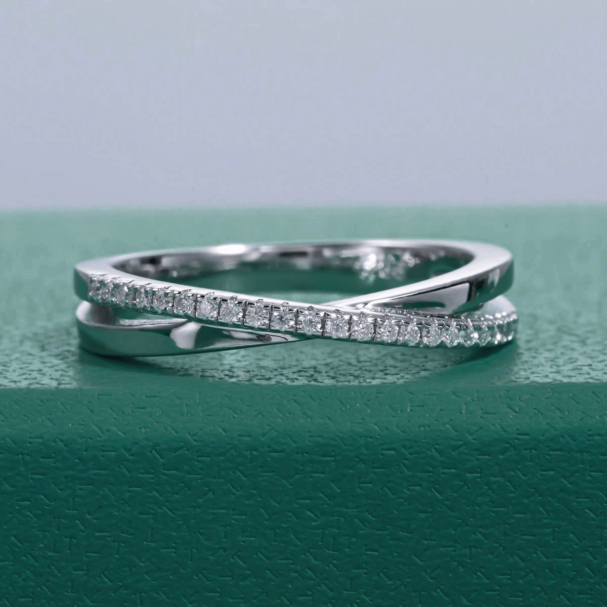 Meia Aliança Cruz Moissanite Moissanite - Momi Jewel