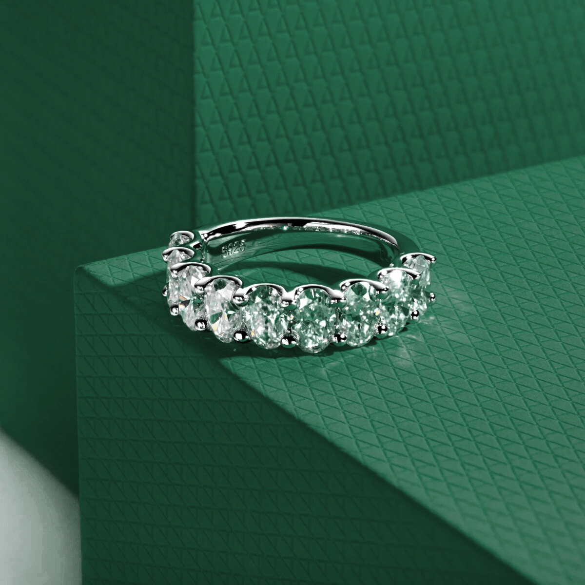 Meia Aliança Oval Moissanite Moissanite - Momi Jewel
