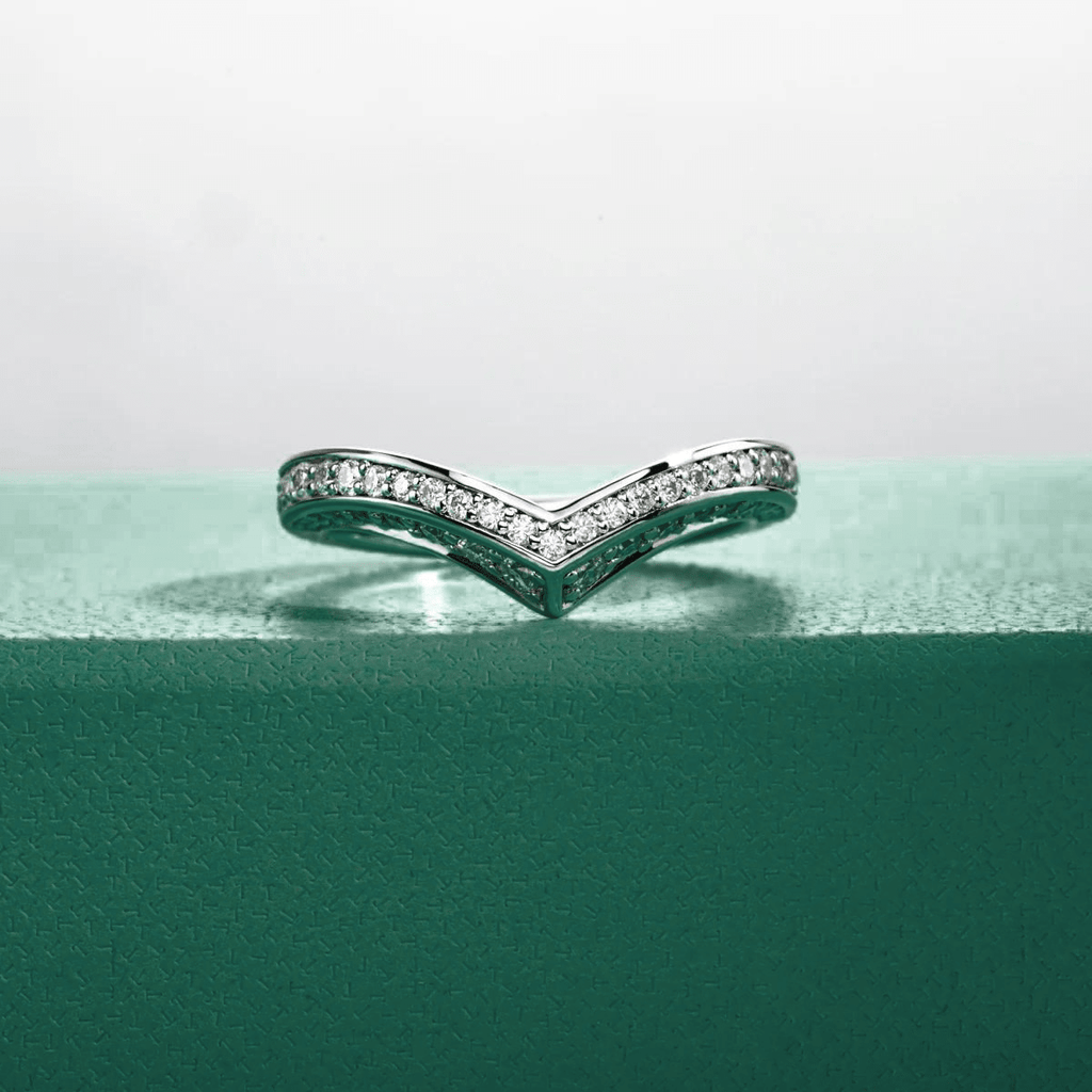 Meia Aliança V Design Moissanite Moissanite - Momi Jewel