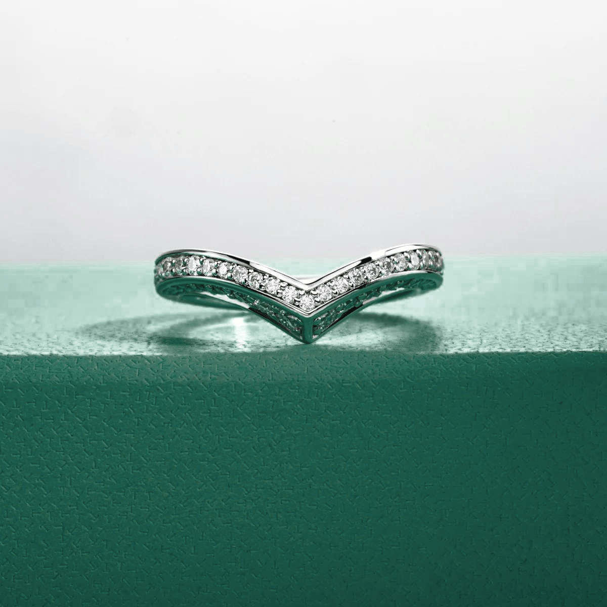 Meia Aliança V Design Moissanite Moissanite - Momi Jewel