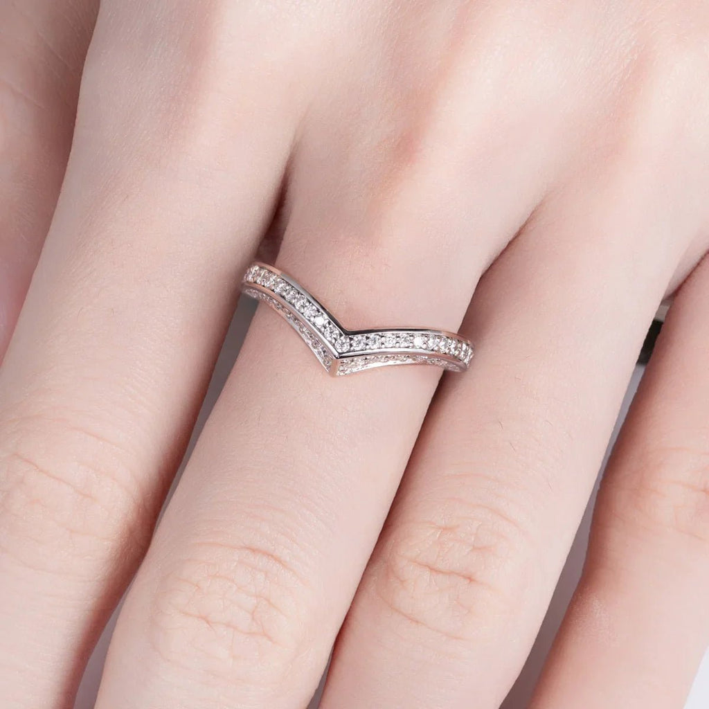 Meia Aliança V Design Moissanite Moissanite - Momi Jewel