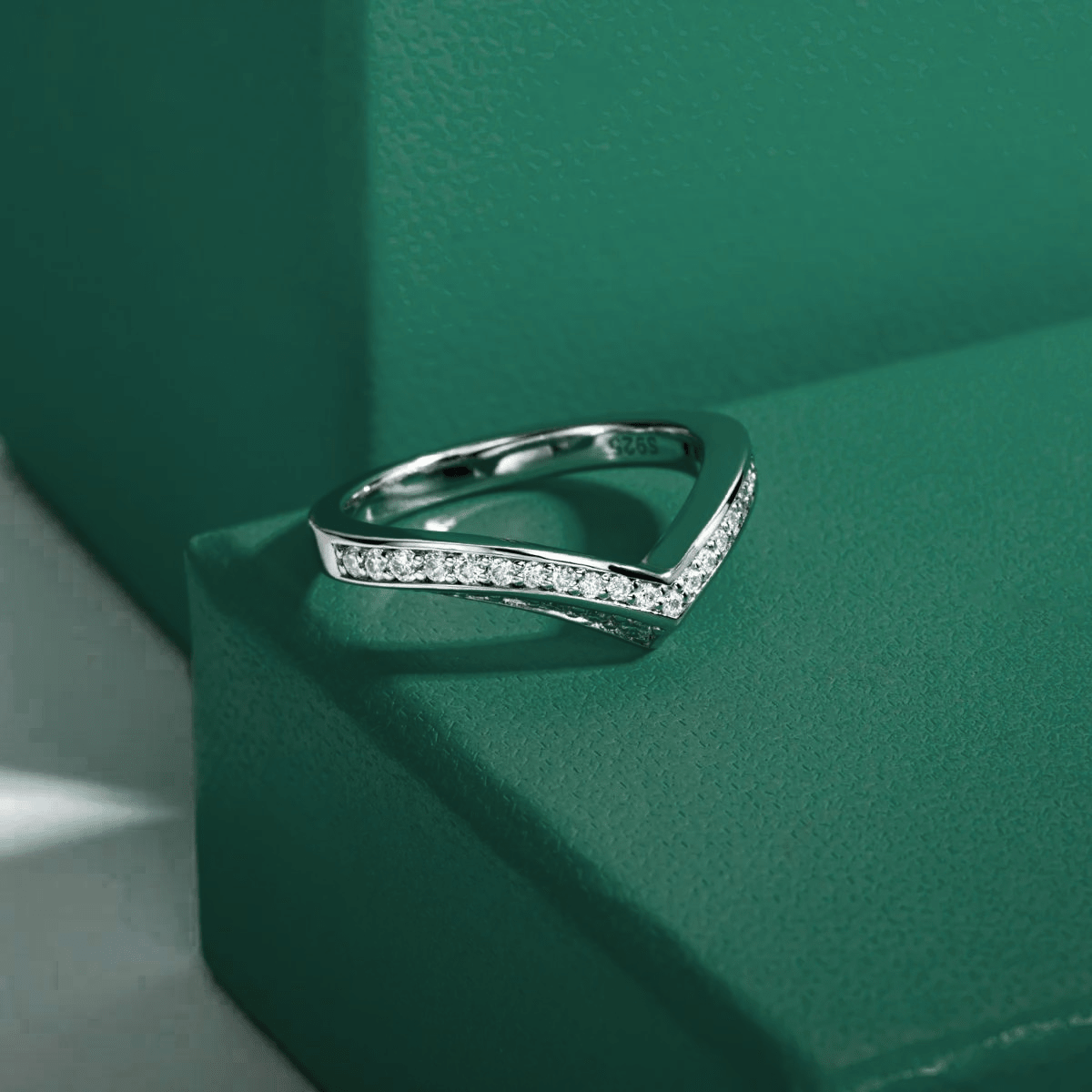 Meia Aliança V Design Moissanite Moissanite - Momi Jewel