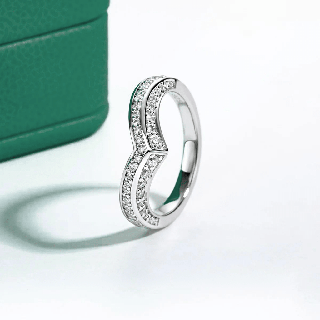 Meia Aliança V Design Moissanite Moissanite - Momi Jewel