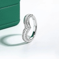 Meia Aliança V Design Moissanite Moissanite - Momi Jewel