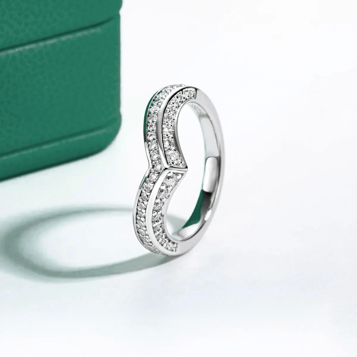 Meia Aliança V Design Moissanite Moissanite - Momi Jewel