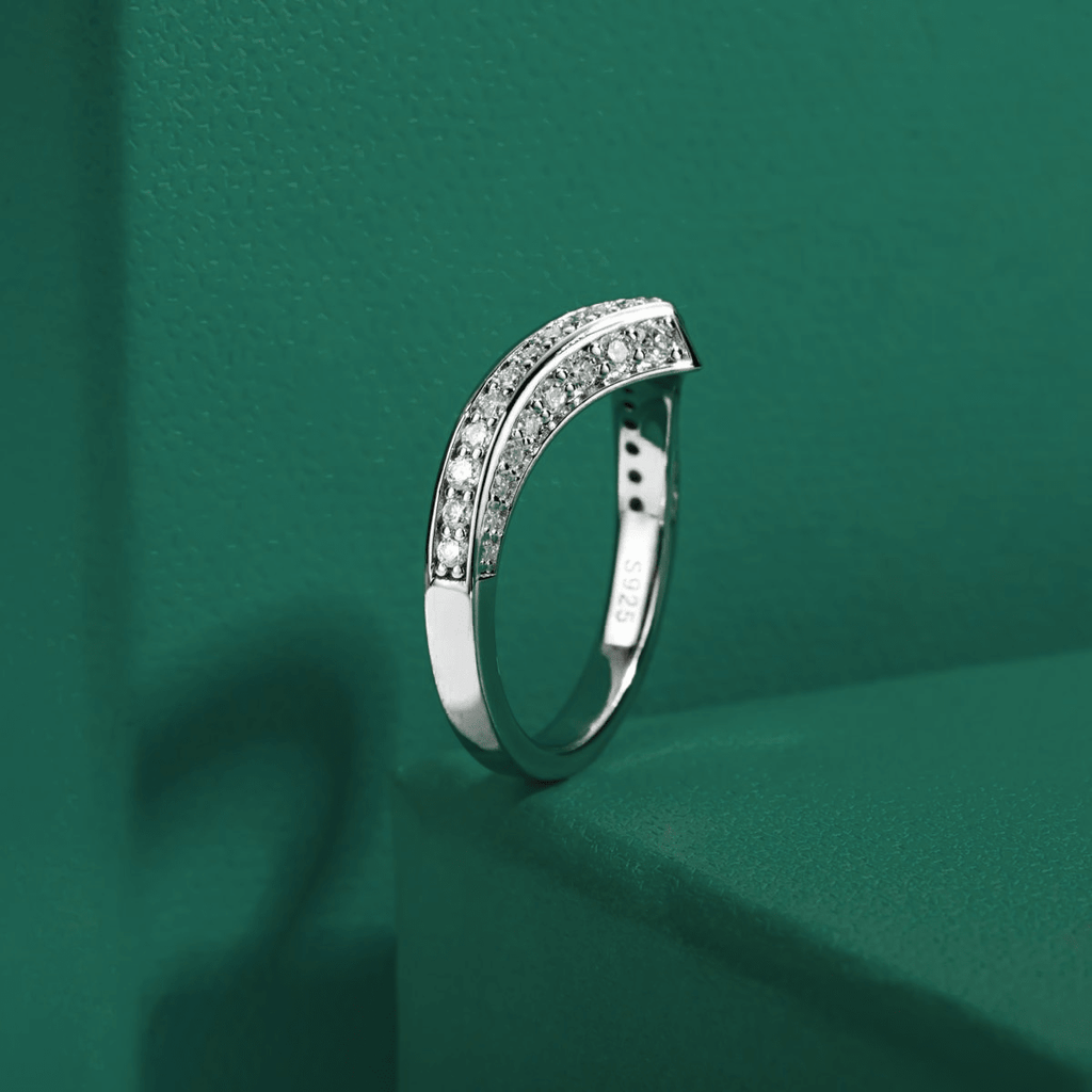 Meia Aliança V Design Moissanite Moissanite - Momi Jewel