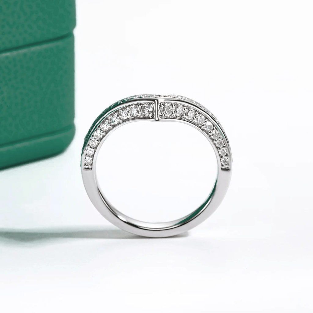 Meia Aliança V Design Moissanite Moissanite - Momi Jewel