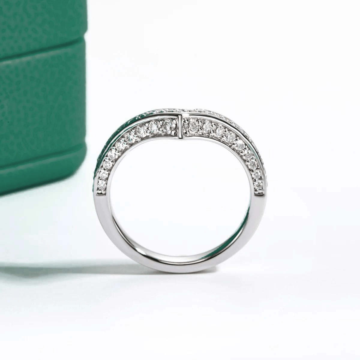 Meia Aliança V Design Moissanite Moissanite - Momi Jewel